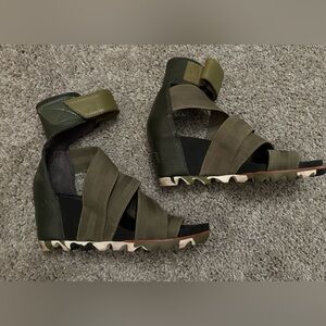 Sorel Joanie Wedge Sandals (Army Green) size 6